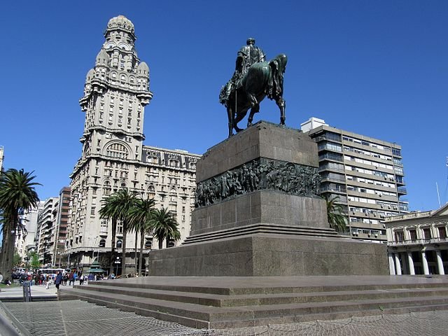 2016_Plaza_de_La_Intdependencia_Palacio_Salvo_y_estatua_ecuestre_de_Artigas_-_Montevideo